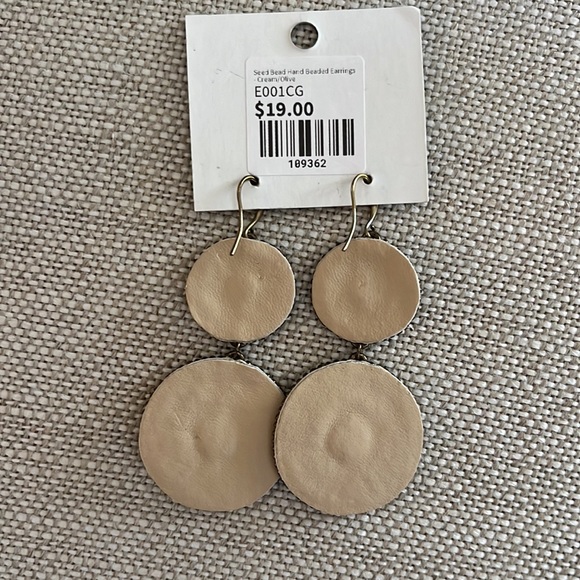 Cute light weight beaded earrings. - Picture 3 of 5